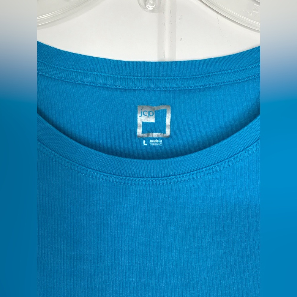 Ladies JCPenney Blue Round Neck Blouse
Size Large 12 - 14
Stretch Material 
100… - Picture 15 of 16